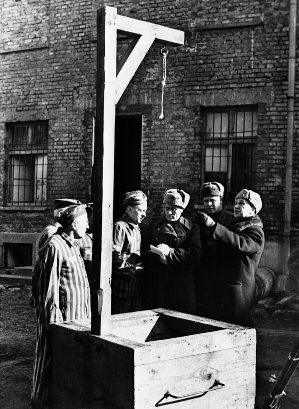 Узники концлагеря после освобождения Освенцима советскими войсками в январе 1945 года дают свидетельские показания. - Sputnik Беларусь