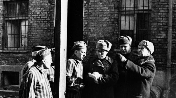 Узники концлагеря после освобождения Освенцима советскими войсками в январе 1945 года дают свидетельские показания - Sputnik Беларусь