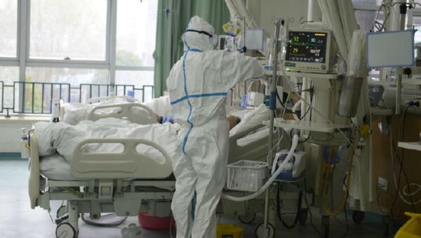 Медицинский персонал возле больного коронавирусом в Центральной больнице Уханя - Sputnik Беларусь