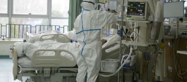 Медицинский персонал возле больного коронавирусом в Центральной больнице Уханя - Sputnik Беларусь