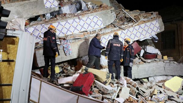 На завалах от землетрясения работают спасательные команды из 28 турецких провинций - Sputnik Беларусь