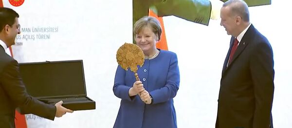 Ангела Меркель рассматривает зеркало, подаренное Эрдоганом - Sputnik Беларусь