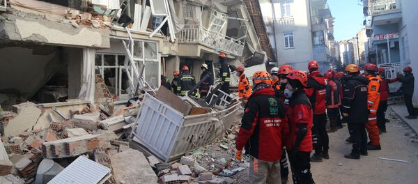 Спасатели и добровольцы разбирают завалы от землетрясения в провинции Элязыг - Sputnik Беларусь