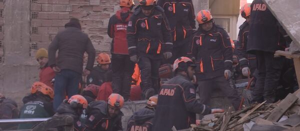 Спасатели разбирают завалы после землетрясения в Турции, видео - Sputnik Беларусь