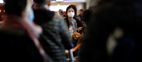 Девушка в защитной маске в аэропорту - Sputnik Беларусь