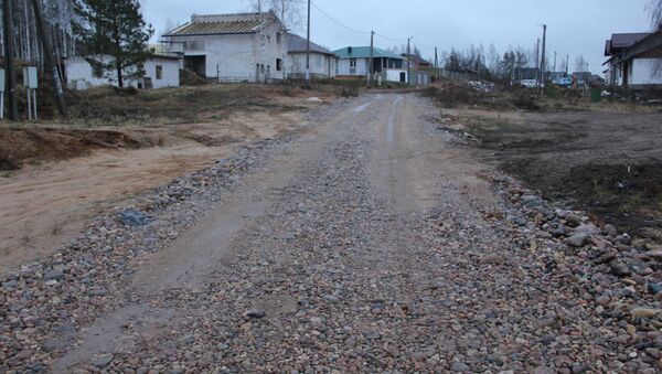 Местные жители отсыпали дороги в поселке за свой счет - Sputnik Беларусь