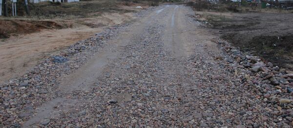 Местные жители отсыпали дороги в поселке за свой счет Местные жители отсыпали дороги в поселке за свой счет - Sputnik Беларусь