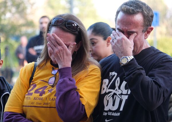 Плачущие люди на акции памяти баскетболиста Коби Брайанта в Калифорнии - Sputnik Беларусь