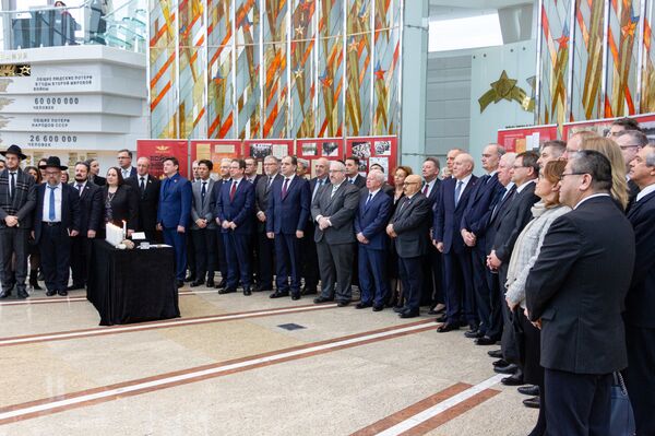 Мезенцев: мы должны находить силы защищать правду о Победе Мезенцев: мы должны находить силы защищать правду о Победе - Sputnik Беларусь