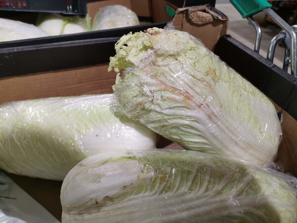 Нас кормят отходами! Почему магазины массово продают гнилые овощи и фрукты - Sputnik Беларусь