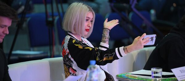 Зена увлеченно снимала контент для соцсетей - Sputnik Беларусь