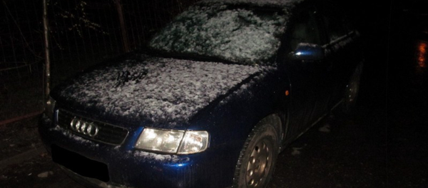 Автомобиль Audi в Витебске, на крыше которого прыгал парень Автомобиль Audi в Витебске, на крыше которого прыгал парень - Sputnik Беларусь