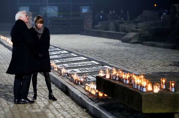 Десятки свечей зажгли в бывшем концлагере Аушвиц в годовщину освобождения - Sputnik Беларусь