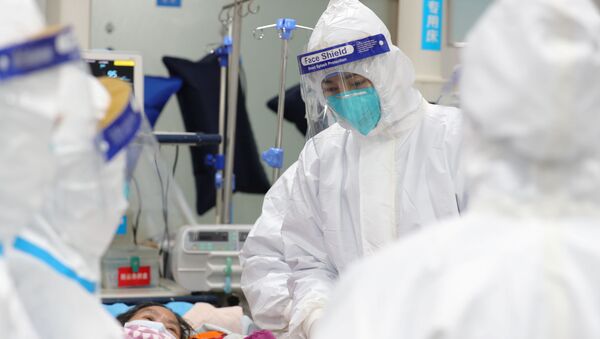 Медицинский персонал обслуживает пациента, больного новым типом коронавируса в Китае - Sputnik Беларусь