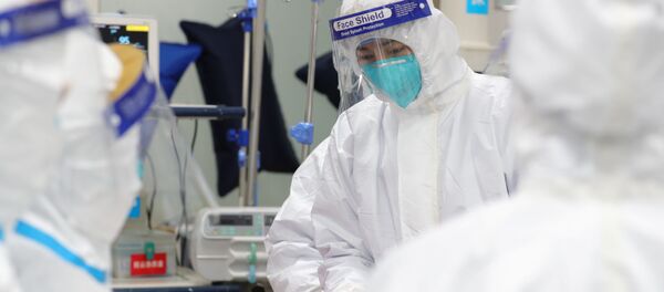 Медицинский персонал обслуживает пациента, больного новым типом коронавируса в Китае - Sputnik Беларусь