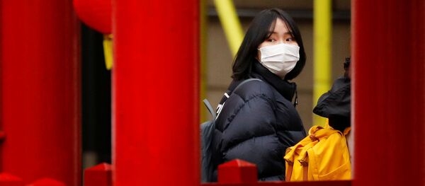 Женщина в маске в чайнатауне Манчестера, Великобритания - Sputnik Беларусь