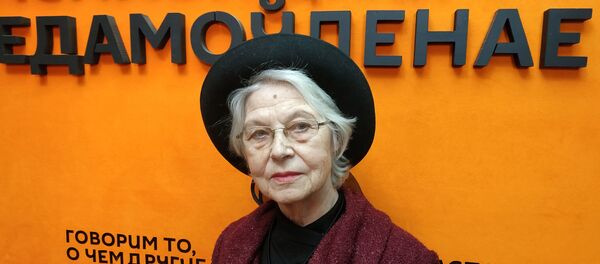 Писательница: пока под окнами шел Бессмертный полк, плакала и писала стихи Писательница: пока под окнами шел Бессмертный полк, плакала и писала стихи - Sputnik Беларусь