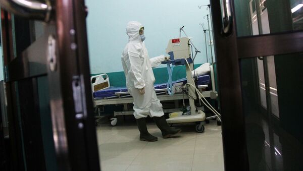 Медицинский персонал в специализированной палате для пациентов, пострадавших от коронавируса - Sputnik Беларусь