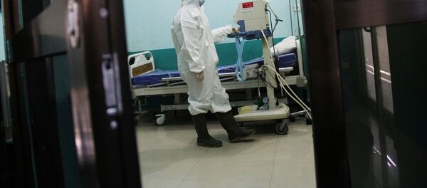 Медицинский персонал в специализированной палате для пациентов, пострадавших от коронавируса - Sputnik Беларусь