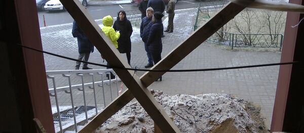 Сколько чиновников нужно для того, чтобы построить пандус? Сколько чиновников нужно для того, чтобы построить пандус? - Sputnik Беларусь