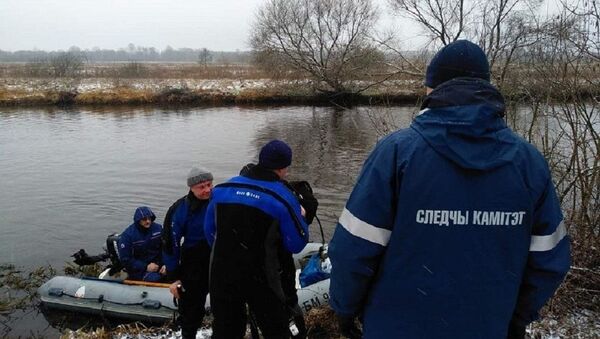 Сотрудники Следственного комитета обследуют реку - Sputnik Беларусь
