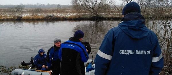Сотрудники Следственного комитета обследуют реку - Sputnik Беларусь