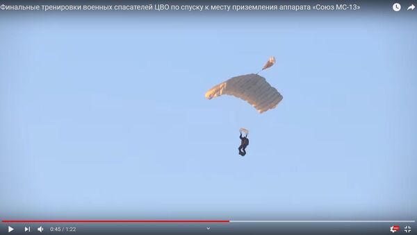 Как спасатели готовятся к посадке экипажа космонавтов - видео - Sputnik Беларусь