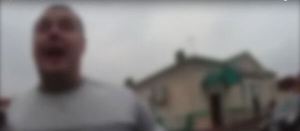 Буйный после дня рождения пассажир вызвал на разы ГАИ-шника - видео - Sputnik Беларусь