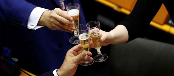 Депутаты отмечают успешное голосование в ЕП по Brexit Депутаты отмечают успешное голосование в ЕП по Brexit - Sputnik Беларусь