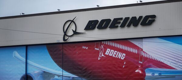 Логотип Boeing на заводе компании - Sputnik Беларусь