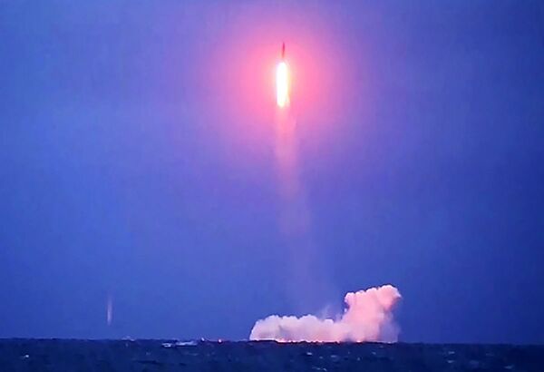 Пуск баллистической ракеты Синева с борта Ракетного подводного крейсера стратегического назначения Верхотурье - Sputnik Беларусь