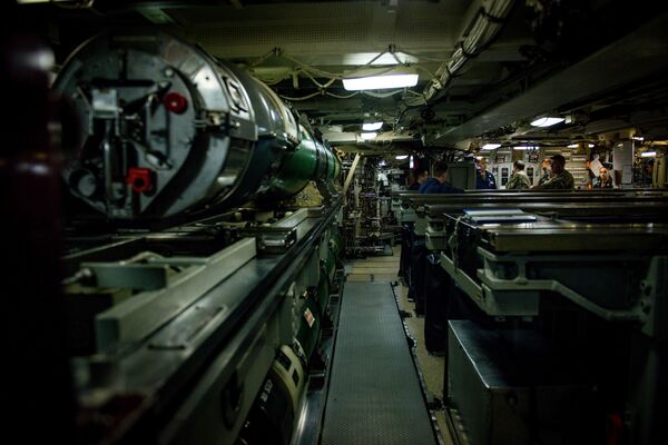 Торпедная комната на борту подводной лодки класса Огайо USS Florida (SSGN 728) во время посадки в Средиземном море - Sputnik Беларусь