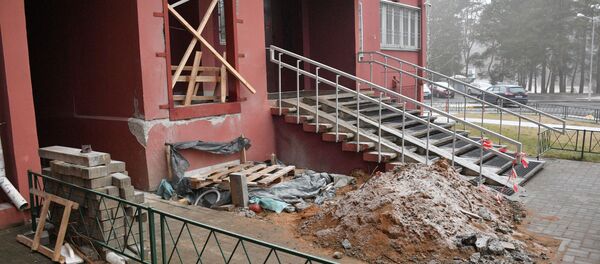 Обещанный пандус пока вот в таком состоянии - Sputnik Беларусь