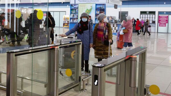 Пассажиры в международном аэропорту Владивостока - Sputnik Беларусь