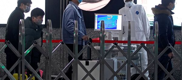 Пассажиры в масках на железнодорожной станции в Шанхае - Sputnik Беларусь