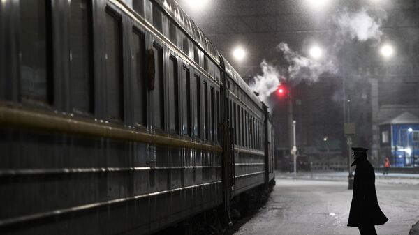 Проводник поезда на перроне возле пассажирского поезда - Sputnik Беларусь