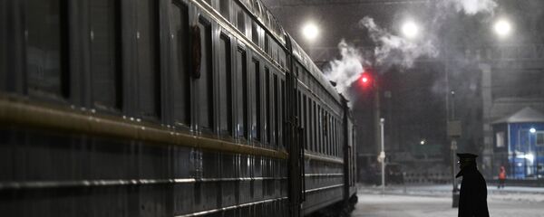 Проводник поезда на перроне возле пассажирского поезда №4 Москва-Пекин - Sputnik Беларусь