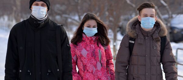 Люди в медицинских масках на улице Люди в медицинских масках на улице - Sputnik Беларусь