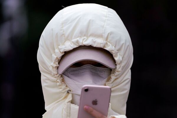 Женщина в маске в Шанхае, Китай - Sputnik Беларусь