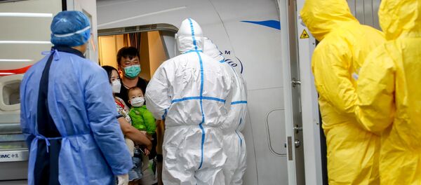 Врачи проверяют пассажиров самолета на предмет заражения коронавирусом - Sputnik Беларусь