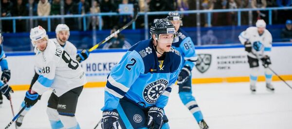 Хоккеисты новосибирской Сибири на своей арене нанесли поражение минскому Динамо в матче регулярного чемпионата КХЛ - Sputnik Беларусь