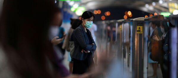 Девушка в защитной маске - Sputnik Беларусь