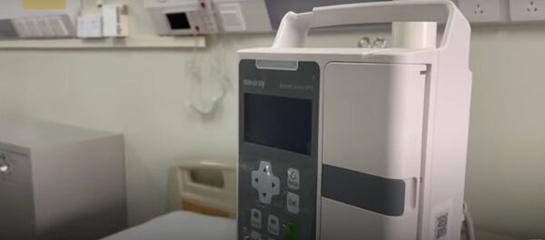 Изолированные палаты, пища через окошко: видео из больницы в Ухане - Sputnik Беларусь