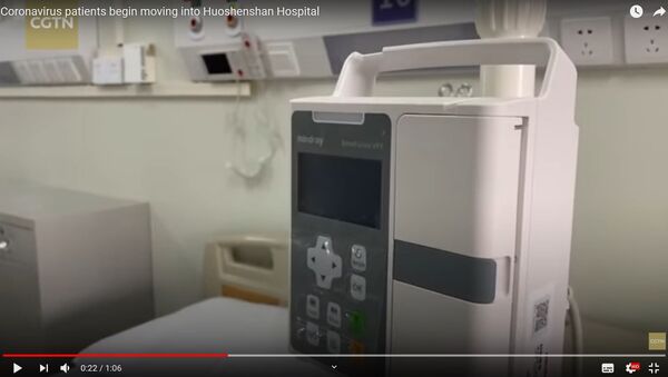 Изолированные палаты, пища через окошко: видео из больницы в Ухане - Sputnik Беларусь