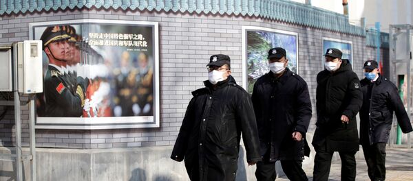 Сотрудники Службы безопасности в масках идут по безлюдной улице в центре Пекина, Китай - Sputnik Беларусь