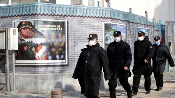 Сотрудники Службы безопасности в масках идут по безлюдной улице в центре Пекина, Китай - Sputnik Беларусь