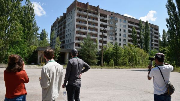 Туристы во время экскурсии в зону отчуждения ЧАЭС в городе Припять - Sputnik Беларусь
