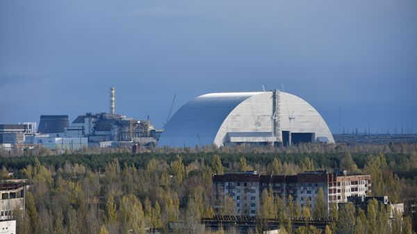 Вид на новый безопасный конфайнмент и саркофаг на 4-м энергоблоке Чернобыльской атомной электростанции из города Припять - Sputnik Беларусь