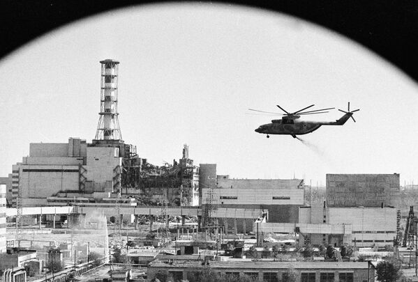 Вертолеты ведут дезактивацию зданий Чернобыльской атомной электростанции после аварии. - Sputnik Беларусь