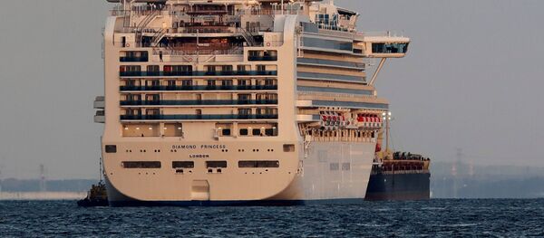 Круизный лайнер Diamond Princess стоит на якоре в порту Иокогамы - Sputnik Беларусь